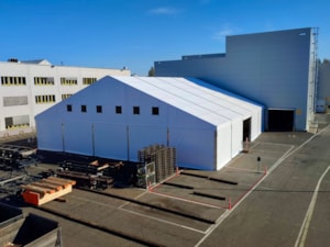 Velká stanová hala jako přístavba v průmyslovém areálu – štít s větracími okny