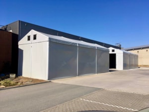 Dvojice stanových hal s bočními stěnami – vedle sebe