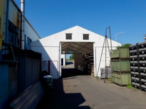 Stanová hala jako krytý vjezd mezi sklady – pohled skrz otevřené čelo