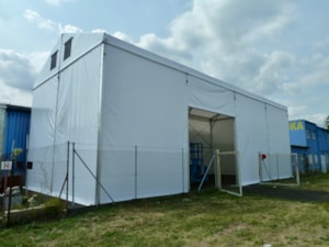 Stanová hala s nadvýšeným štítem – boční pohled, vstupní otvor