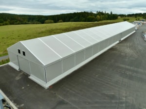 Extra dlouhá stanová hala na asfaltu – pohled shora, skladovací objekt