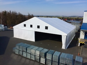 Otevřený stanový přístřešek – široké čelo pro manipulaci a techniku