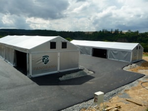 Soustava dvou stanových hal – dvě haly na jedné zpevněné ploše