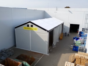 Menší stanová hala ve výrobním dvoře – instalace mezi budovami