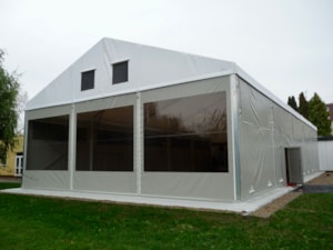 Stanová hala s velkoplošnými průhlednými okny – event/showroom řešení