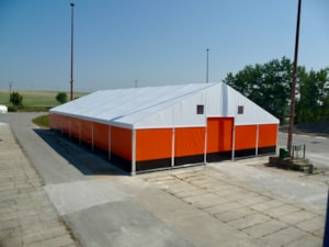Stanová hala s červenými boky – čelní vrata, instalace na zpevněné ploše
