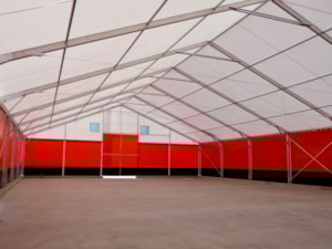 Interiér stanové haly s červenými bočními díly – velký volný prostor