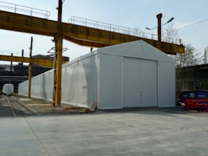 Stanová hala v průmyslovém prostoru – čelní pohled u technologických konstrukcí