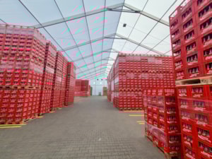 Interiér stanové haly se světlopropustnou střechou – sklad paletovaného zboží