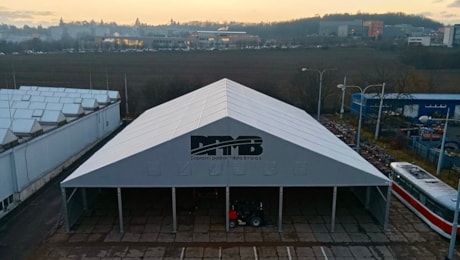 Die größte Garage des Landes in einem Zelt