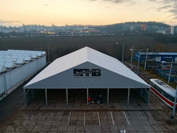 Die größte Garage des Landes in einem Zelt