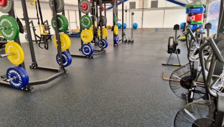 Professionelles Fitnessstudio in einer Zelthalle