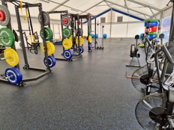 Professionelles Fitnessstudio in einer Zelthalle