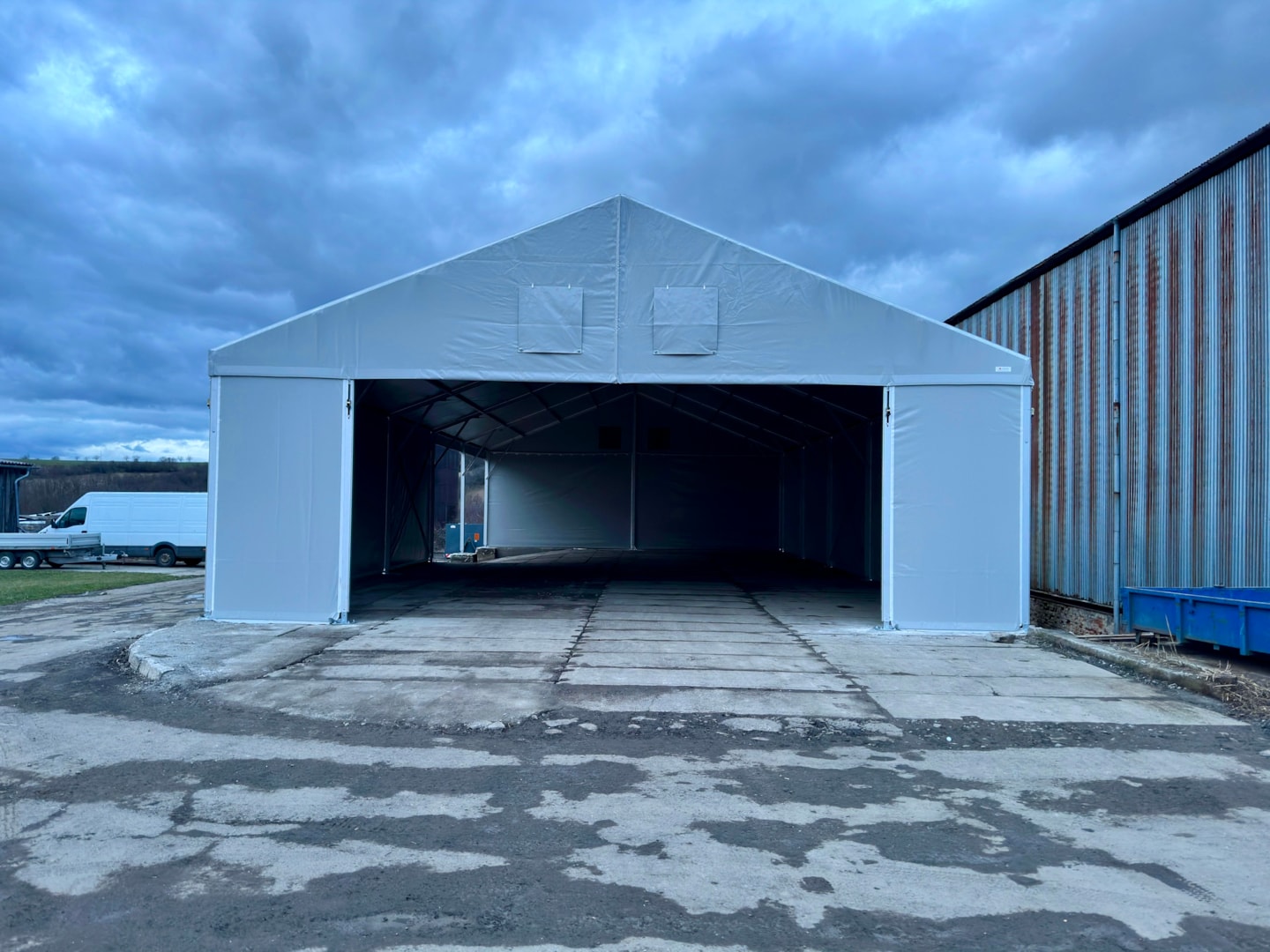 Zelthallen mit Öffnungen für Tore