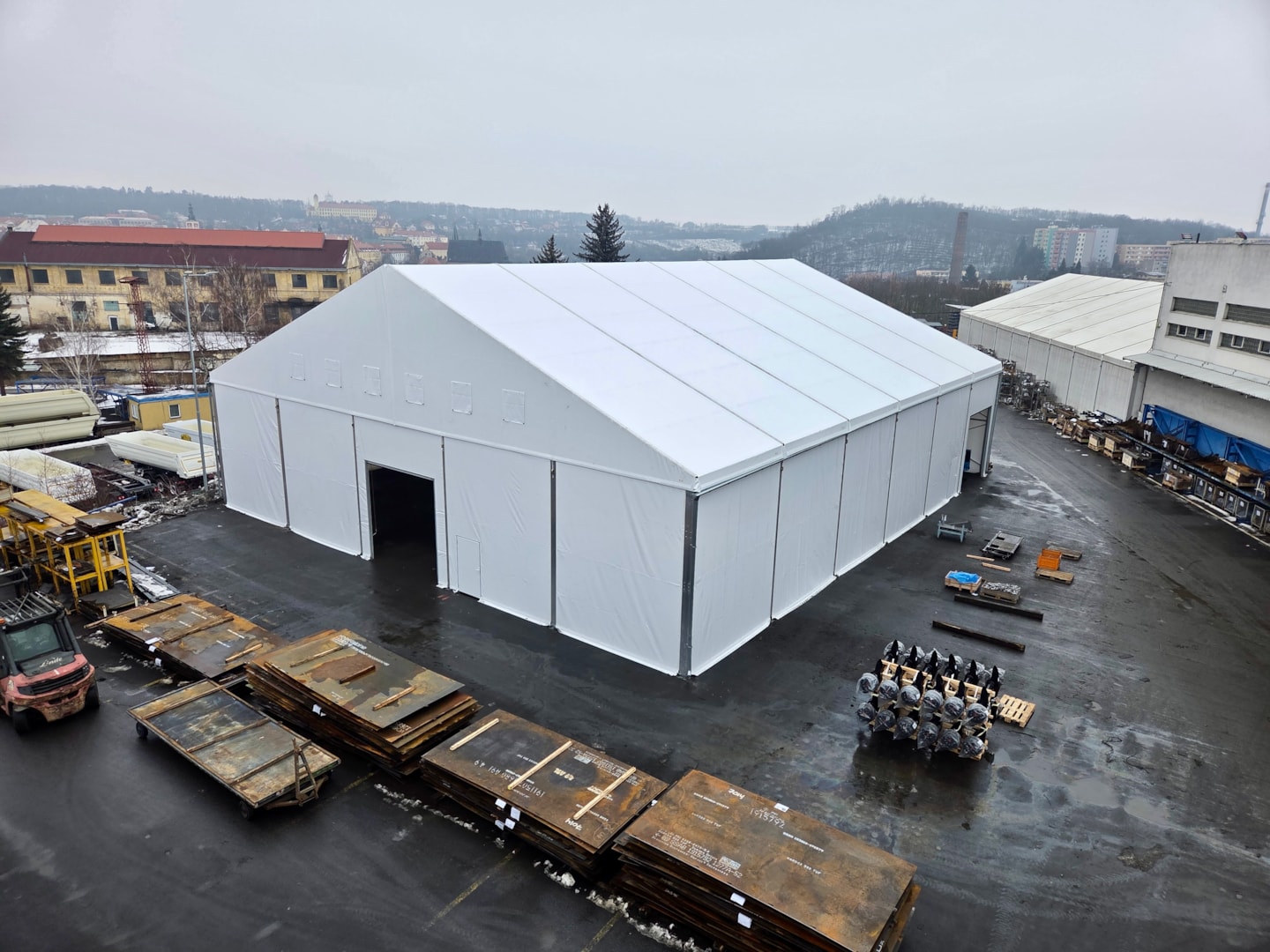 Vyvýšený špeciálny stan na svahu