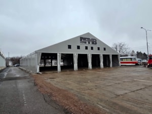 Service-Planenhalle mit offenen Einfahrten im Betriebshof eines Verkehrsunternehmens