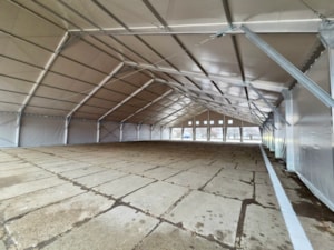 Service-Zelthalle mit großem Innenraum für die Wartung von Fahrzeugen und Technik