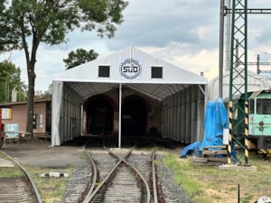 Service-Zelthalle über einem Gleisarbeitsstand für Zugreparaturen