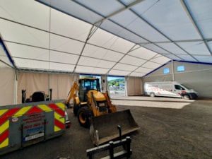 Service-Zelthalle mit Umschlagtechnik für Reparaturen und Wartung von Fahrzeugen
