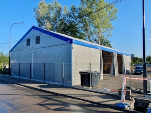 Service-Planenhalle mit seitlicher Öffnung und Fronteingang im Betriebsareal