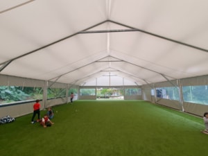 Plachtová športová hala s umelým trávnikom pre školský šport a tréning