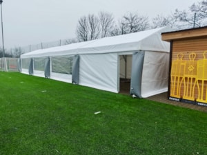 Stanová športová hala pri futbalovom ihrisku s bočnými vstupmi