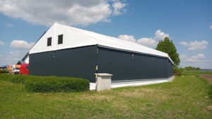 Hala s pevnými boky v tmavém provedení – dlouhý sklad na atypické zpevněné ploše