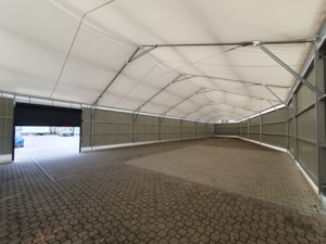 Interiér haly s pevnými boky – sedlová konstrukce, široký vstup a zpevněná podlaha