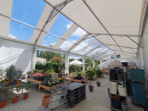 Blumenverkauf in der Planen-Zelthalle – überdachter Verkaufsraum mit lichtdurchlässigem Dach