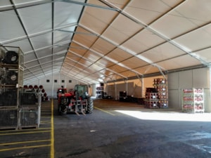 Planenhalle als Lager für Ausrüstung oder Materialien