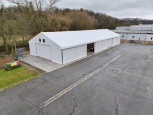 Planenhalle mit zwei Schiebetüren