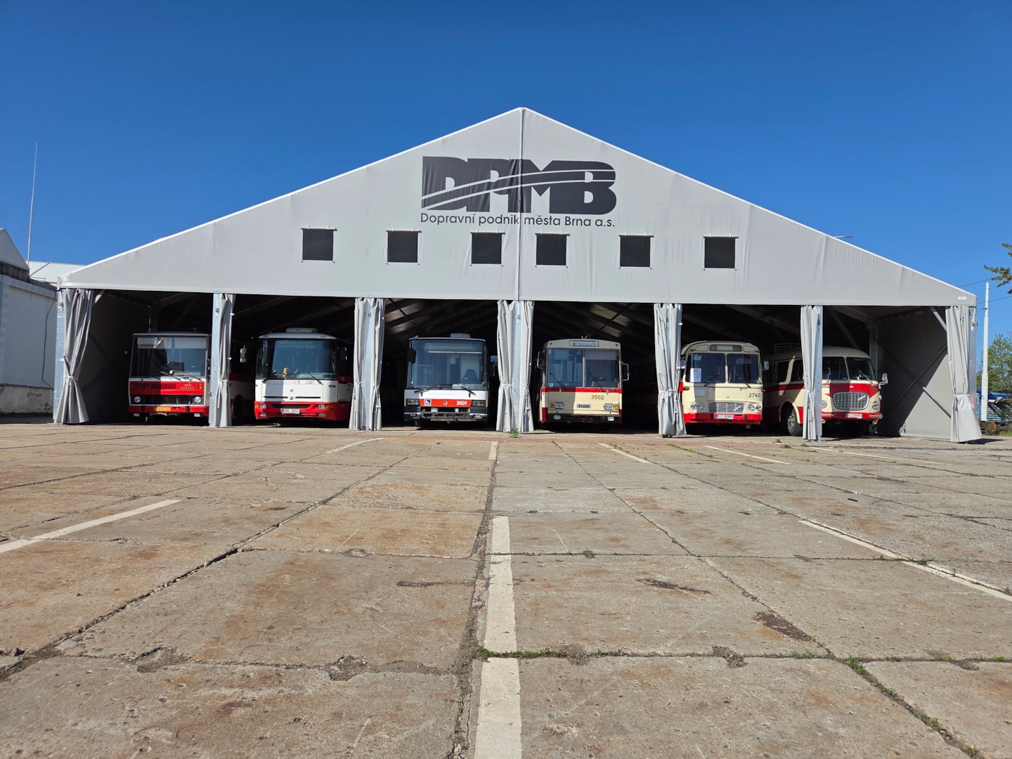 Die größte Garage des Landes in einem Zelt