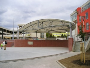 Zakázková membránová pergola nad verejným priestorom v mestskej zástavbe
