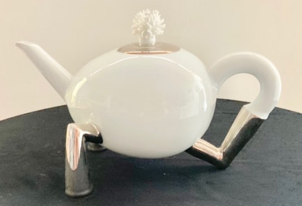 Bílá porcelánová konvice s platinovými nožkami