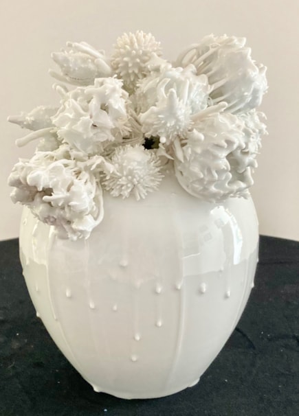 Porcelánová váza s porcelánovými květinami