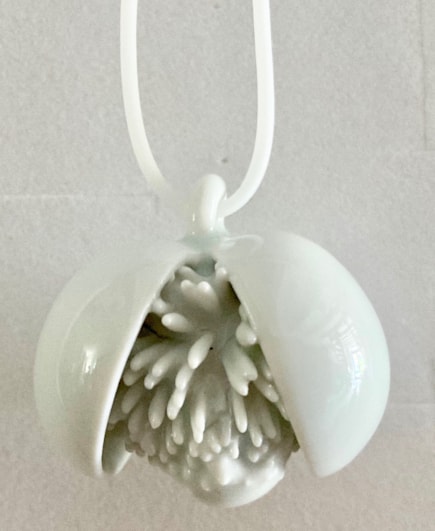 Porcelánový šperk bílý