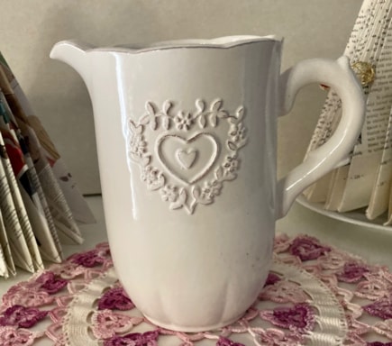 Bílý keramický džbán