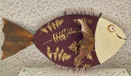 Zlatohnědá ryba na zavěšení