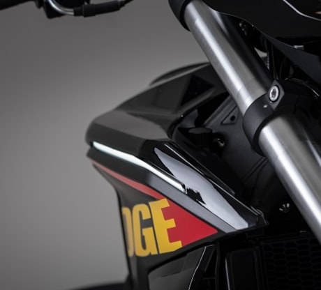 Voge 125 R-sexy světla v nádrži.jpg