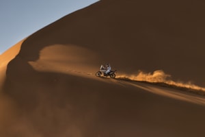 Voge 800 Rally uhání pouští Gobi