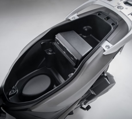 SR16_prostor-pod-sedadlem