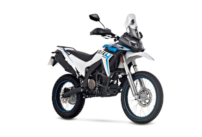 VOGE 300 Rally_Studio_white_2-web