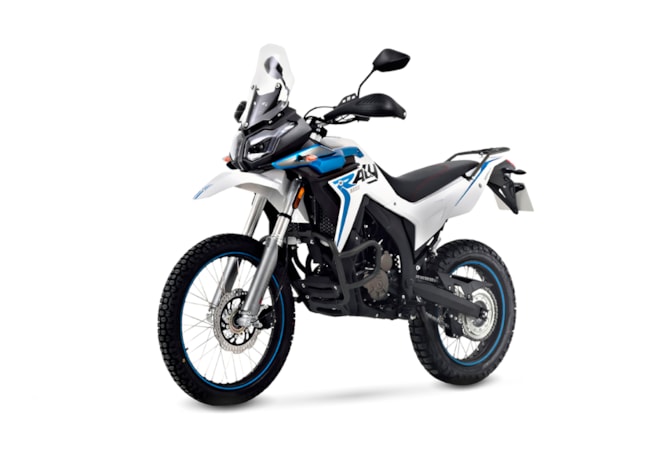 VOGE 300 Rally_Studio_white_4-web