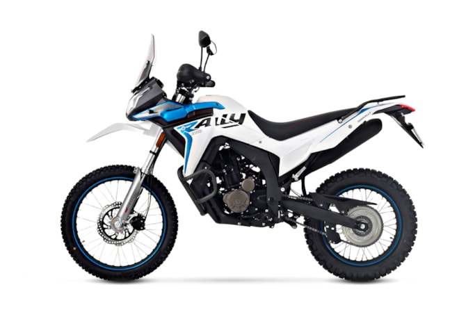 VOGE 300 Rally_Studio_white_5-web