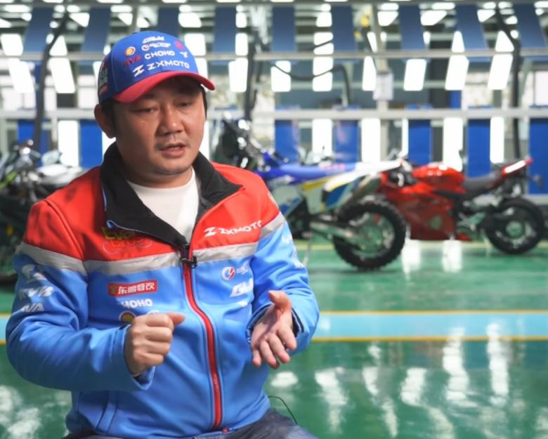 Zhang Xue - majitel, šéf, mechanik, závodník a obrovský srdcař
