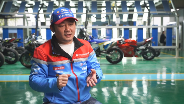 Zhang Xue - majitel, šéf, mechanik, závodník a obrovský srdcař