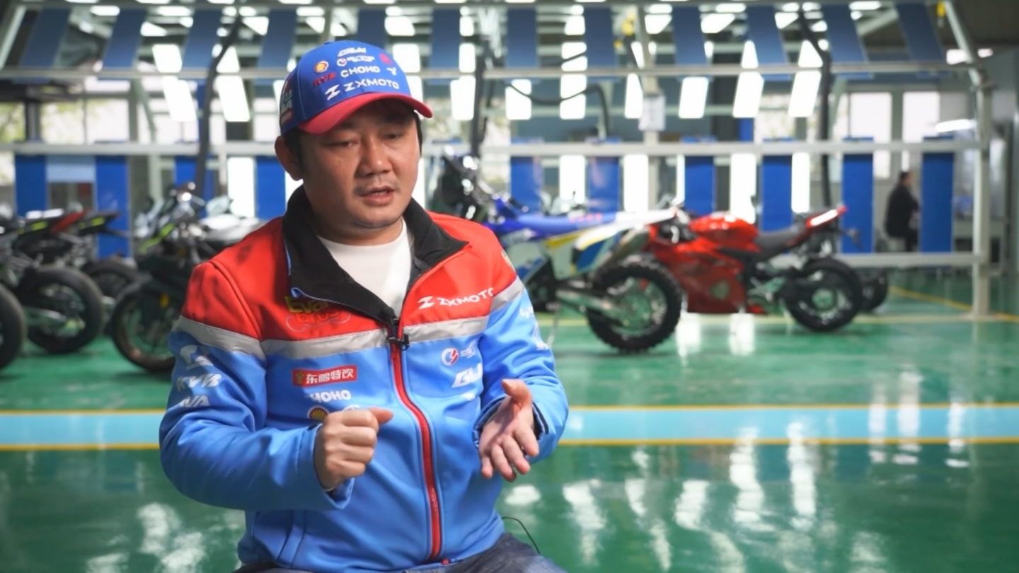 Zhang Xue - majitel, šéf, mechanik, závodník a obrovský srdcař
