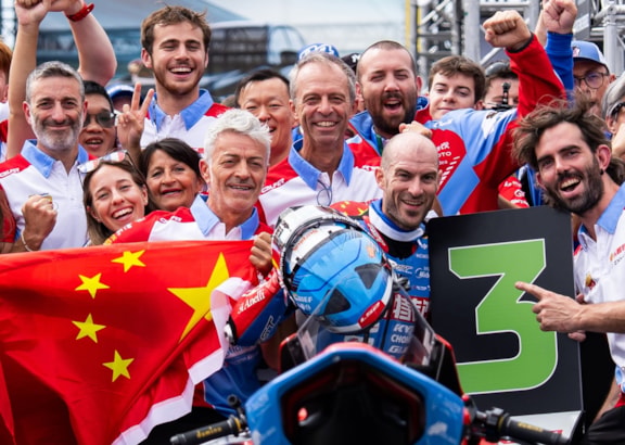 ZXMOTO ve Francii: historické 1–2 v kvalifikaci a dvě pódia pro Valentina Debise