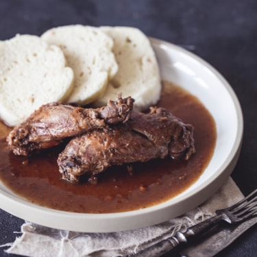 Králičí stehno na víně