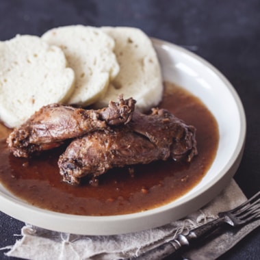 Králičí stehno na víně